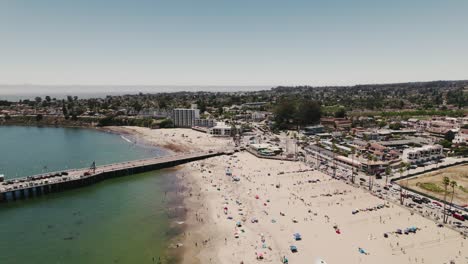drone en el paseo marítimo de la playa de santa cruz