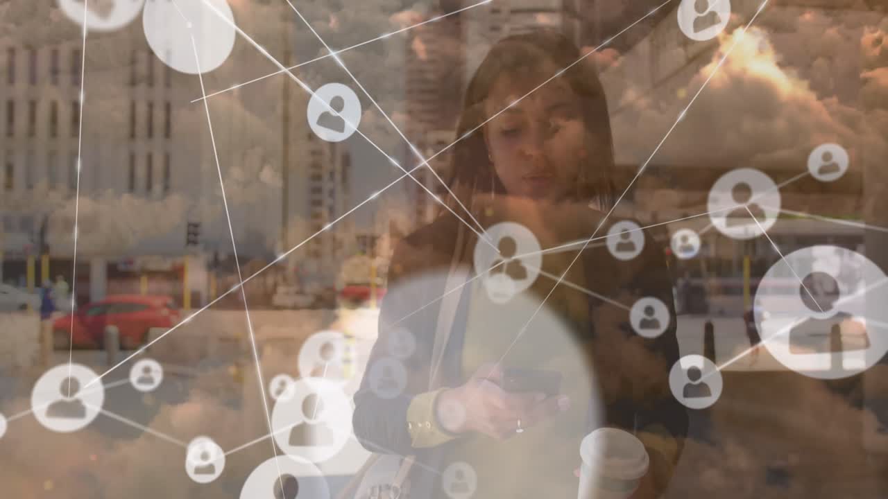 Animazione di rete di connessioni su nuvole e donna che cammina con caffè
