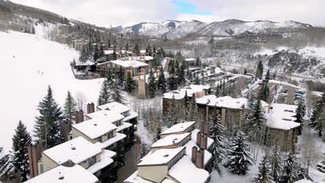 Aerial-drone-shot-of-lodging-at-ski-resort-area-in-Aspen,-Colorado