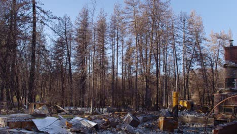 Aufbauaufnahmen-Von-Der-Zerstörung-Des-Paradieses,-Kalifornien-Nach-Dem-Lagerfeuer-10