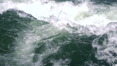 olas salvajes en rápidos rápidos
