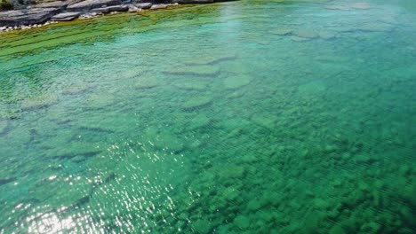 Clear-water-and-villa-at-Georgian-Bay-coast-in-Ontario,-Canada