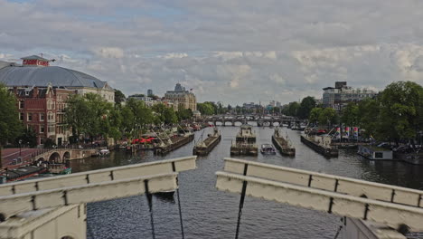 amsterdam, países bajos, antena v21, sobrevuelo de drones de bajo nivel, varios puentes que cruzan el río amstel, capturando el romántico paisaje urbano de los barrios de weesperzijde y jeruzalem a la luz del día - agosto de 2021