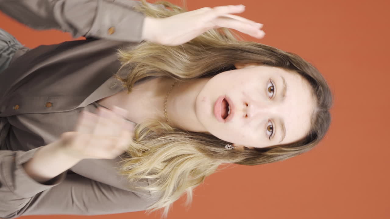 피부에 주름과 문제가 있는 젊은 여성의 수직 비디오는 불행합니다.