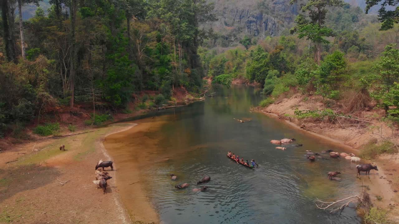 Bambini giocano nell'acqua della grotta di Kong Lor. Laos, Khammouane