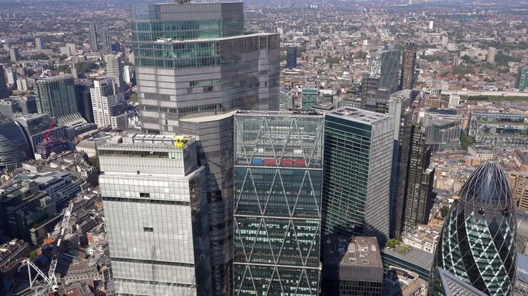 Veduta aerea ravvicinata delle torri della City di Londra, incluse le torri Bishopsgate, Leadenhall e il Gherkin.