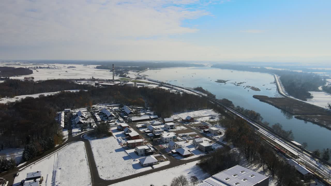 Dronebillede af sneklædt industriområde og flodlandskab i Slovenien