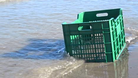 nahaufnahme einer plastikkiste im ozean, nur ein weiteres beispiel für die verschmutzung unserer ozeane durch plastik