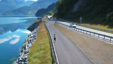 frau joggt im freien