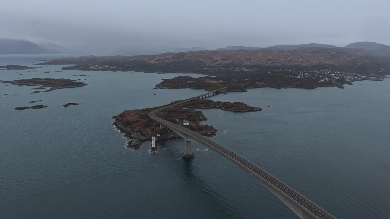 Vista aerea del ponte di Skye che collega la terraferma scozzese all'Isola di Skye
