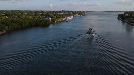 Vista-De-Drones-De-La-Parte-Trasera-De-Un-Barco-De-Pesca-De-Fiesta