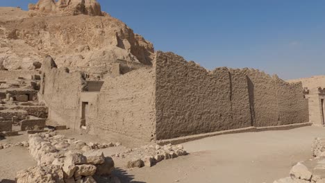 ruinen des alten ägyptischen arbeiterdorfes deir el-medina, außenwände, luxor, ägypten