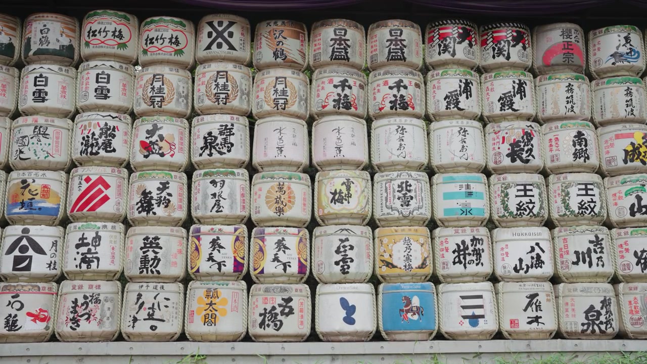 Video mulus tong sake yang dihias indah di Kuil Meiji Jingu pada siang hari di Taman Yoyogi, Tokyo.