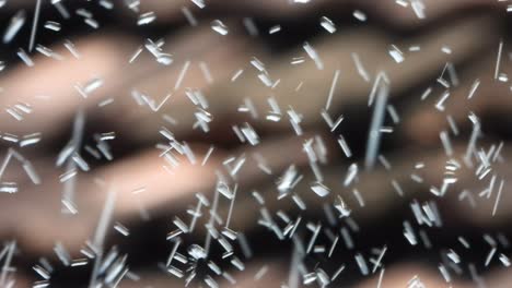 las gotas de agua fluyen jugando