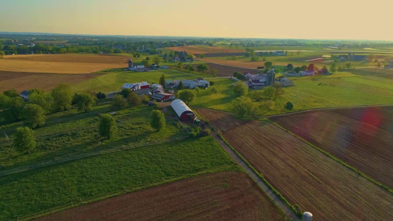 아름다운 화창한 봄날 늦은 오후에 아미쉬 농경지의 공중 전망