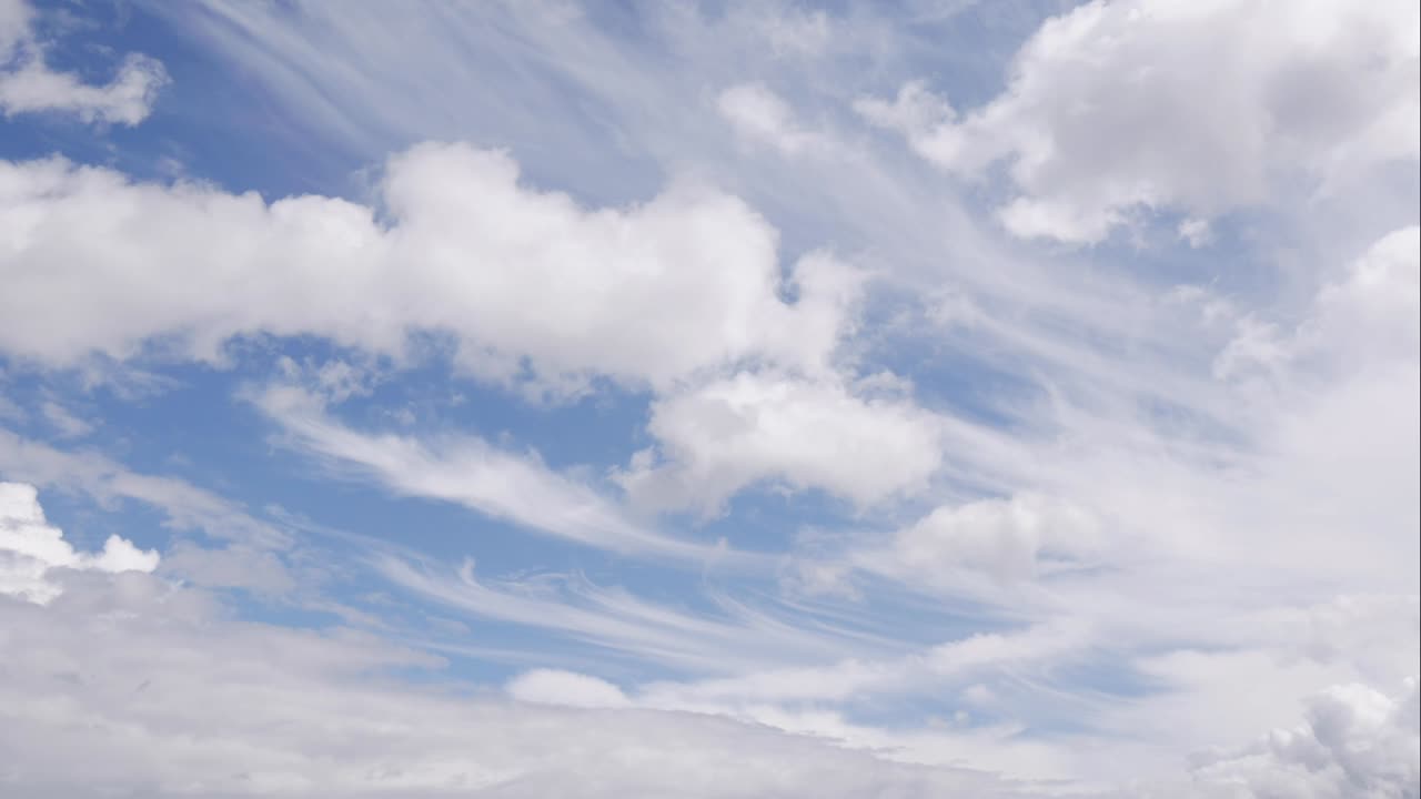 cielo azul nubes blancas. nubes puffy fluffy blancas. nube cúmulo scape lapso de tiempo. verano cielo azul lapso de tempo. dramático majestuoso increíble cielo azul. nubes blancos suaves se forman. nubes fondo lapso de time