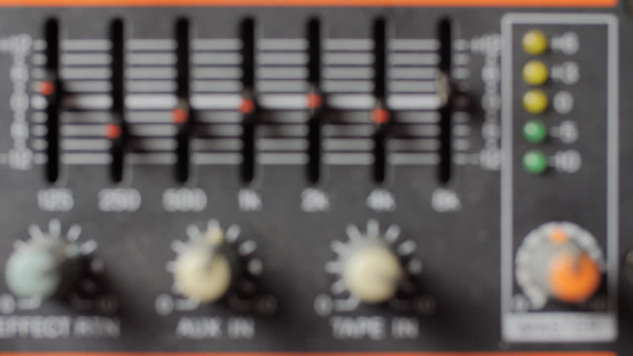 viejo y polvoriento primer plano de la consola de audio. igualada