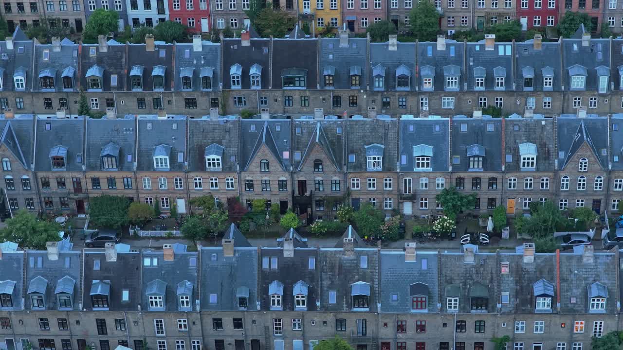 Draufsicht auf die Kartoffelrækkerne: dichte Reihenhäuser in geraden Linien