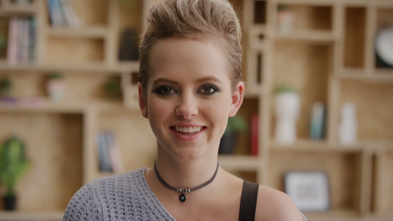 retrato linda joven rubia estudiante riendo feliz disfrutando del estilo de vida mujer caucásica con un peinado de moda elegante