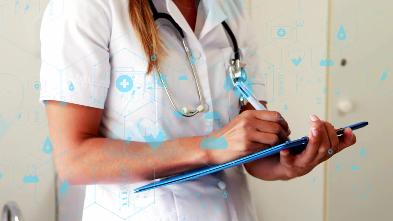 Infermiera che controlla una cartella, scrive su un portablocco blu con icone mediche sovrapposte, toccando lo stetoscopio.