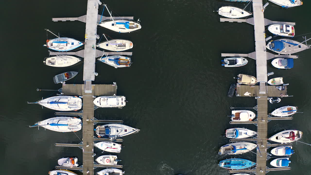 vista superior, foto aérea de un avión no tripulado volando en el puerto deportivo de blotnik, pomerania, polonia