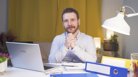 trabajador de oficina en casa hablando motivadoramente a la cámara.