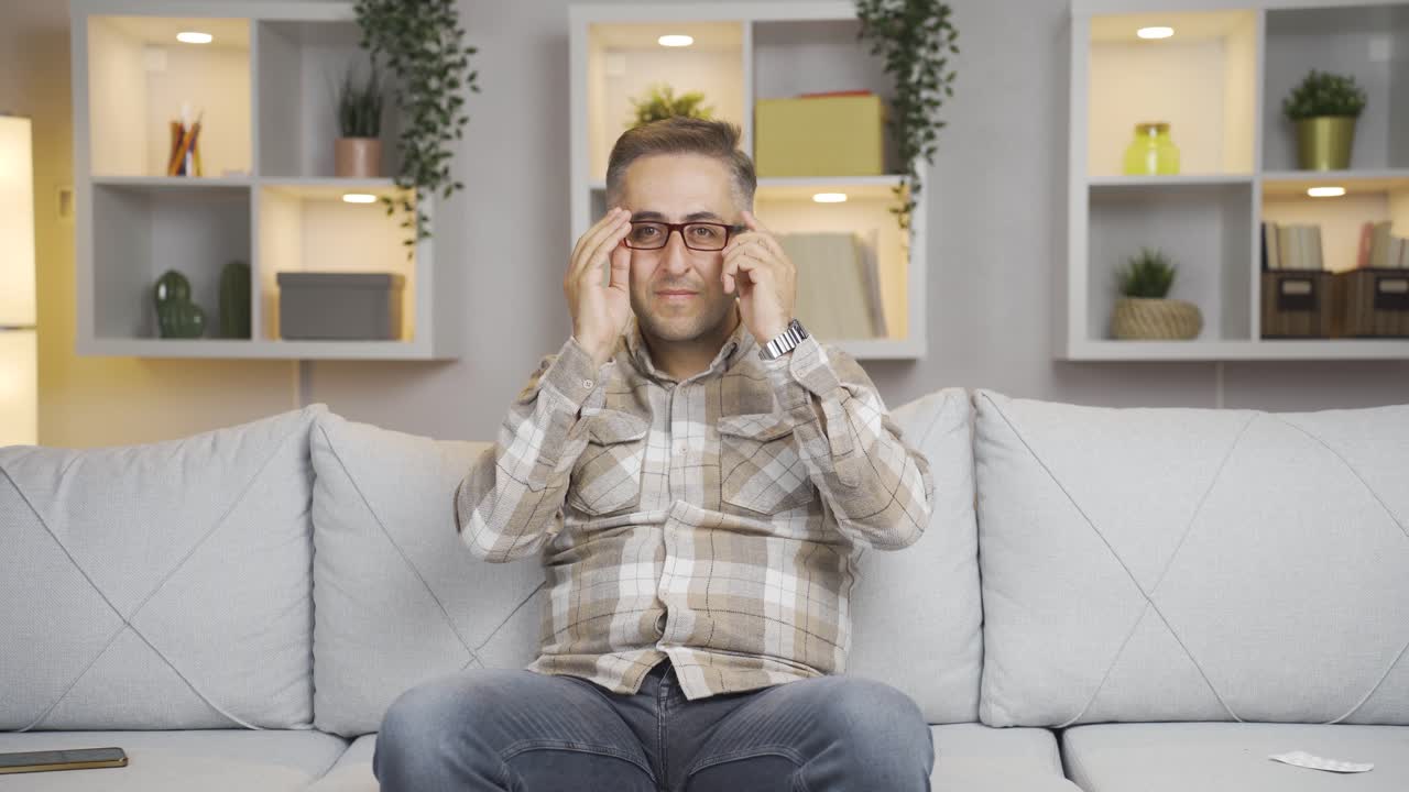 el hombre con gafas.