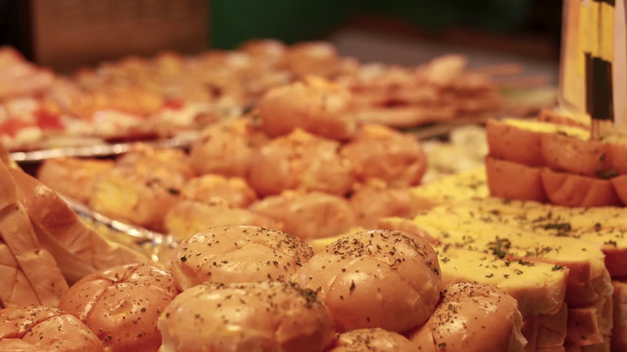 비는 시장 에서 다양한 종류의  을 전시 하는 것