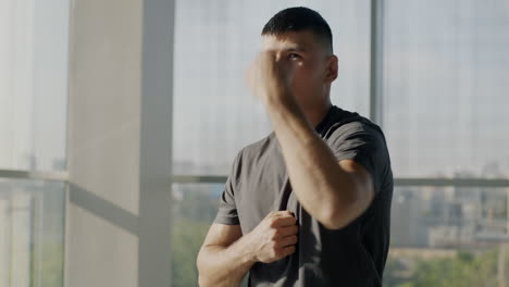 hombre estirándose en un gimnasio