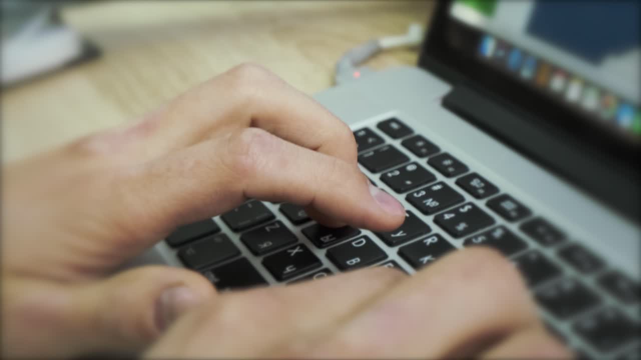 persona escribiendo en el teclado del portátil