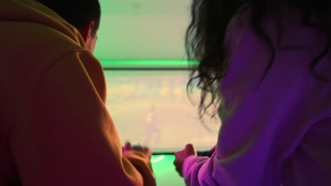 dos amigos jugando a videojuegos.