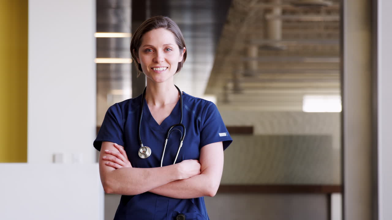 una joven doctora con trajes de cirujano.