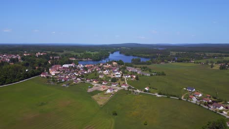 Increíble-Vista-Aérea-Superior-Vuelo-Campo-De-Verano-En-El-Pueblo-De-Chlum,-República-Checa-2023