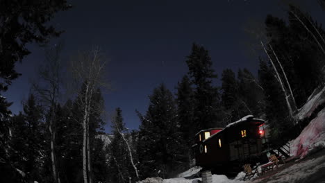 Lapso-De-Tiempo-Del-Cielo-Nocturno-Sobre-Un-Furgón-De-Cola-De-Tren-En-Strawberry-Hot-Springs-Colorado