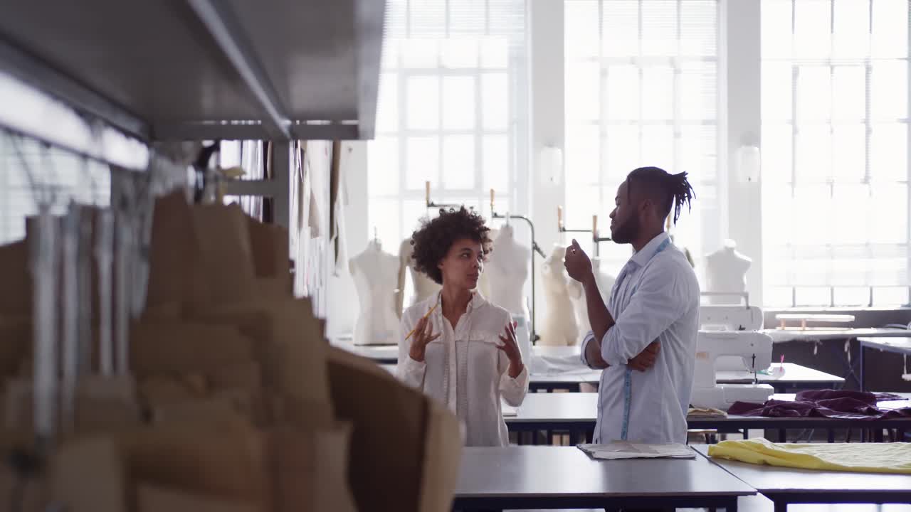 dos colegas discutiendo en la oficina de moda