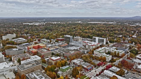 atlanta aérea v741 cinemática dolly en, paso elevado de drones en el barrio de decatur capturando el paisaje urbano del centro rodeado de hermosos árboles otoñales de follaje otoñal - filmada con cine mavic 3 - noviembre de 2021