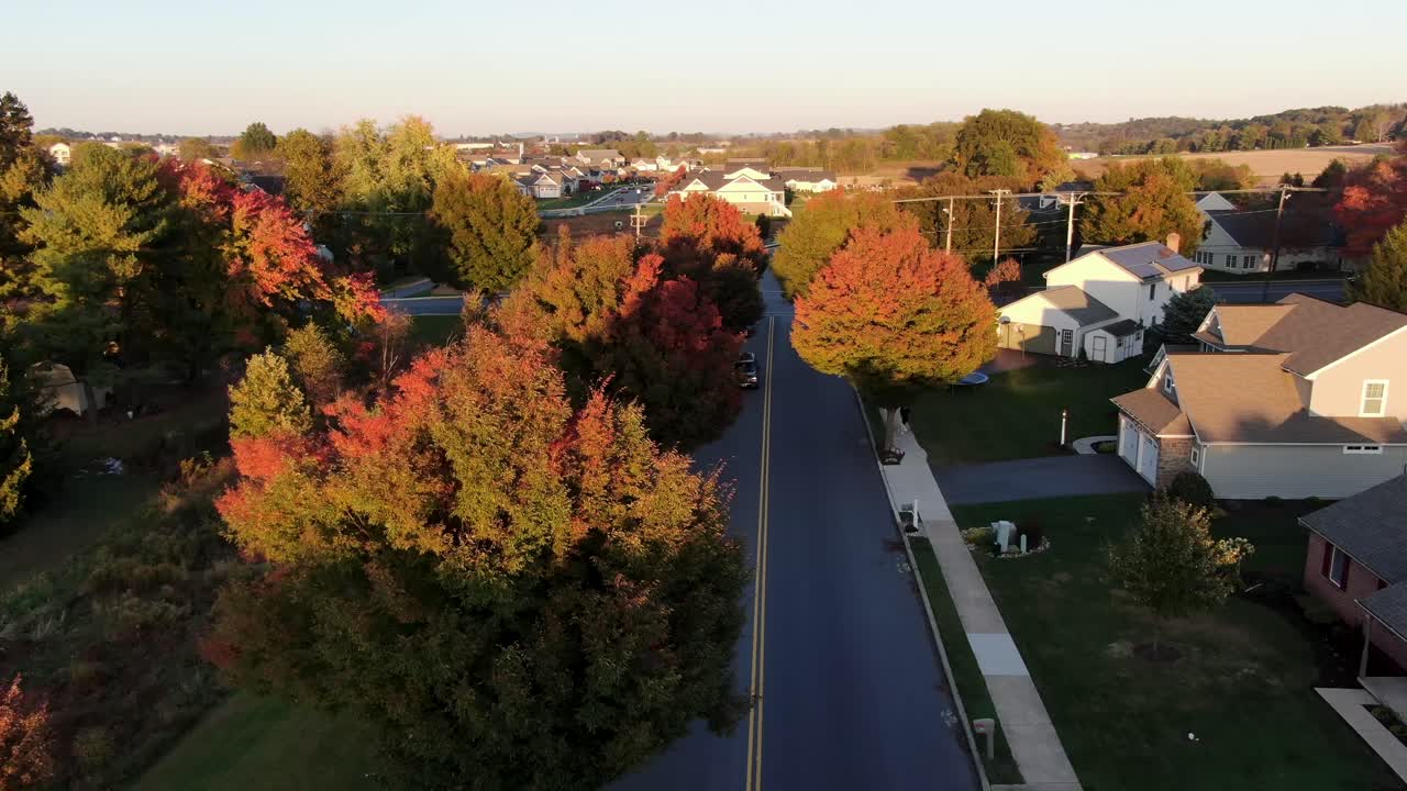펜실베니아 가을, 다채로운 잎, 거리, 주택, 인근 커뮤니티 센터에서 일몰 동안 공중 돌리 샷