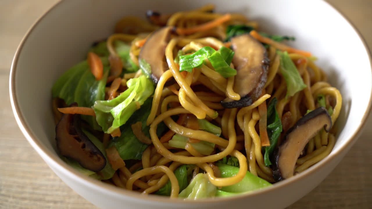 fideos yakisoba salteados con vegetales