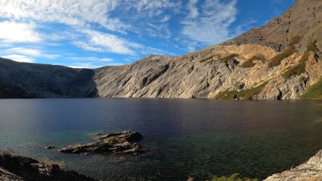 Aus-Einem-Anderen-Blickwinkel-Den-Tanz-Der-Wolken-Synchron-Mit-Den-Wellen-Des-Azul-Sees-Sehen,-Die-Von-Einem-Leichten-Wind-Erzeugt-Werden