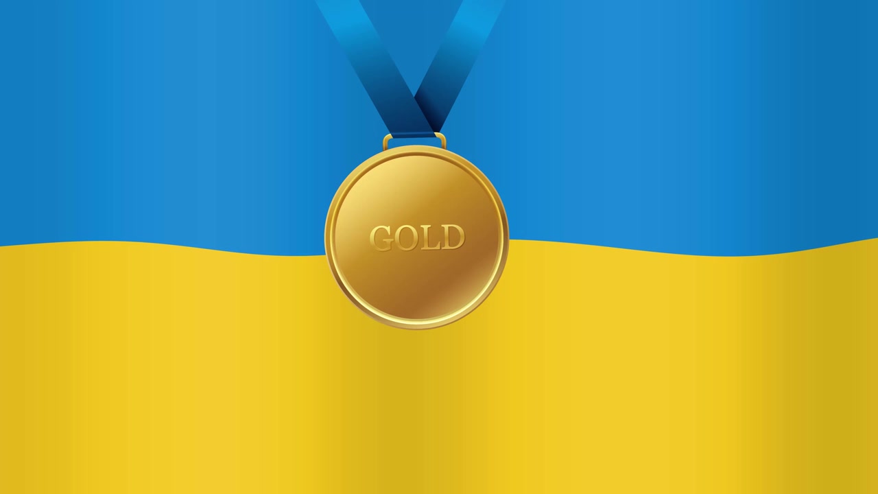 Eine glänzende Goldmedaille mit blauem Band hängt über einer wehenden ukrainischen Flagge als Hintergrundschleife