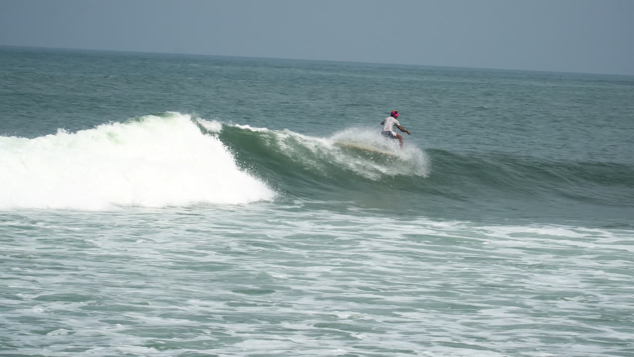 인도네시아 발리에서 큰 파도를 타는 현지 남성 서퍼