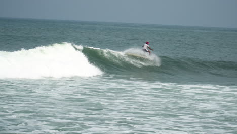 surfista masculino local montando grandes olas oceánicas en bali, indonesia