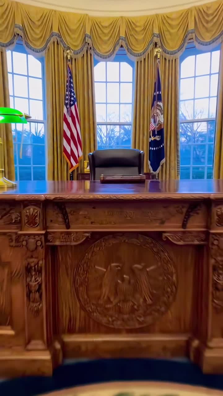 Fermo immagine di un ufficio presidenziale, angolazione all'altezza degli occhi, che mostra una grande scrivania e un arredamento.