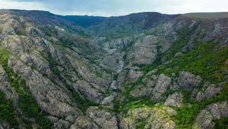 Steep-canyon-textures-with-green-bands-crossing-over-rio-tera-canyon,-zamora-spain