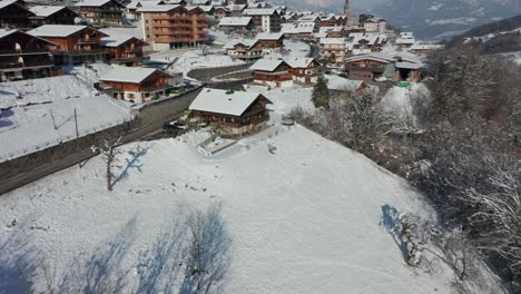 Schnelle-Luftaufnahme-Zu-Einem-Luxuriösen-Ferienhaus-In-Einer-Rustikalen-Schweizer-Stadt-Im-Winter