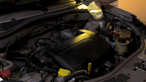 Poner-Agua-En-El-Depósito-Del-Radiador-En-El-Motor-Del-Coche