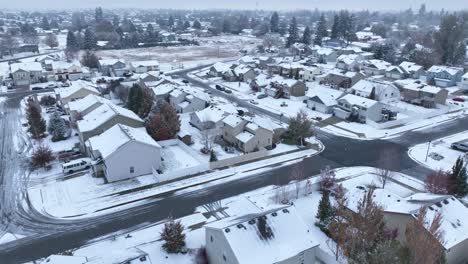 toma de un dron de un vecindario cubierto de nieve