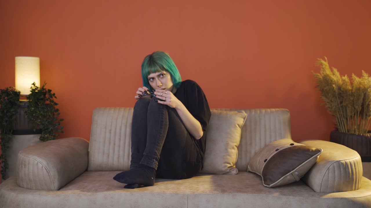 una joven cobarde escondiéndose y mirando a su alrededor.