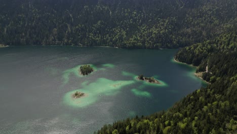 tiro del lago eibsee, alemania, con aguas claras, rodeado de montañas cubiertas de alpinas, 3 lagunas, hermosa vista