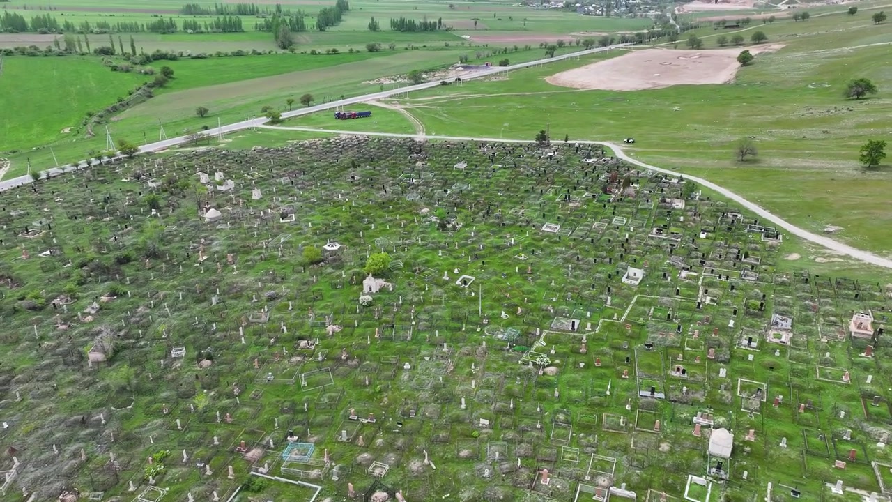 Veduta aerea di un antico cimitero kirghiso e sito del patrimonio culturale vicino a Bishkek, Kirghizistan.